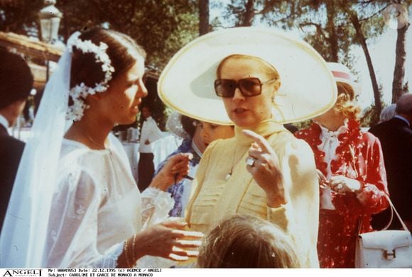 Mariage de la princesse Caroline de Monaco avec Philippe Junot, ici avec sa mère Grace de Monaco, en 1978.