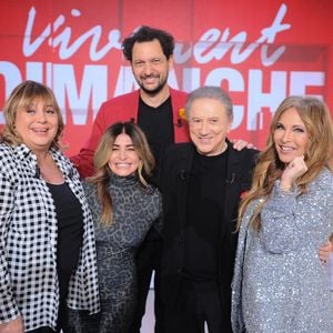 "Vivement dimanche" est un rendez-vous incontournable du dimanche après-midi. Michel Drucker y reçoit chaque semaine des personnalités de la culture et du spectacle.

Michèle Bernier, Julie Zenatti, Eric Antoine, Michel Drucker et Hélène Ségara - Enregistrement de l'émission "Vivement dimanche" au studio Rive gauche présentée par Michel Drucker.

© Guillaume Gaffiot/Bestimage
