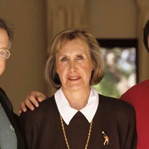 Elle l’a revu en juin 1980 et a constaté qu’il était très affaibli.

Archives - En France, dans le Midi, Maryse Grimaldi, la première femme de Joe Dassin, chez elle, posant avec Michel Drucker et Jacques Plait le 4 mars 1994. Michel MARIZY via Bestimage