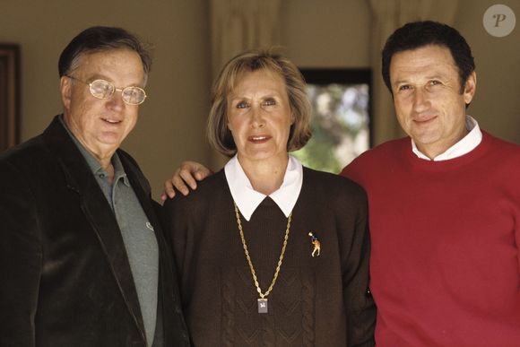 Elle l’a revu en juin 1980 et a constaté qu’il était très affaibli.

Archives - En France, dans le Midi, Maryse Grimaldi, la première femme de Joe Dassin, chez elle, posant avec Michel Drucker et Jacques Plait le 4 mars 1994. Michel MARIZY via Bestimage