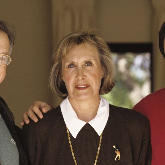 Elle l’a revu en juin 1980 et a constaté qu’il était très affaibli.

Archives - En France, dans le Midi, Maryse Grimaldi, la première femme de Joe Dassin, chez elle, posant avec Michel Drucker et Jacques Plait le 4 mars 1994. Michel MARIZY via Bestimage