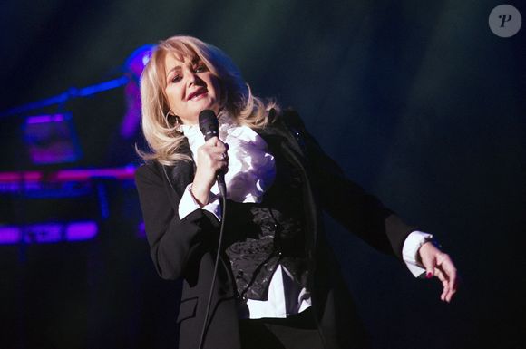"Les médecins de Bonnie l'ont placée dans un coma artificiel pour favoriser son rétablissement"

Bonnie Tyler célèbre son 70 ème anniversaire à l'occasion d'une tournée faisant étape à Berlin, le 25 avril 2022. © Zuma Press / Bestimage
