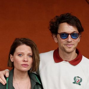 Mélanie Thierry et son compagnon le chanteur Raphaël au village lors des Internationaux de France de Tennis de Roland Garros 2025, à Paris, France, le 4 Juin 2025. © Jacovides-Moreau/Bestimage