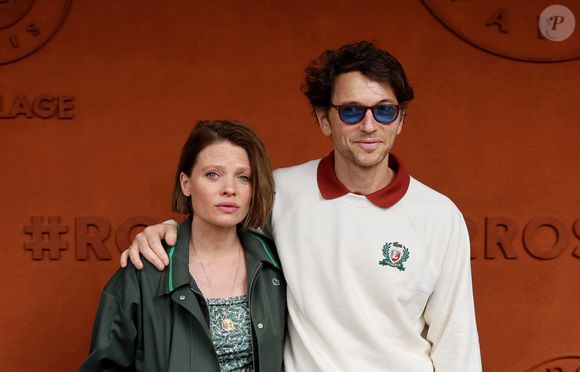 Mélanie Thierry et son compagnon le chanteur Raphaël au village lors des Internationaux de France de Tennis de Roland Garros 2025, à Paris, France, le 4 Juin 2025. © Jacovides-Moreau/Bestimage