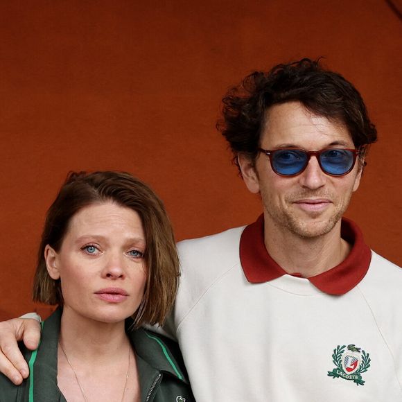 Mélanie Thierry et son compagnon le chanteur Raphaël au village lors des Internationaux de France de Tennis de Roland Garros 2025, à Paris, France, le 4 Juin 2025. © Jacovides-Moreau/Bestimage