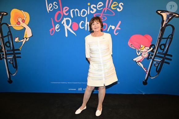Présente à la première, Macha Méril, la veuve du compositeur Michel Legrand est apparue tout sourire pour ce bel hommage à son grand amour disparu. 

Exclusif - Macha Méril - Première de la comédie musicale "Les Demoiselles de Rochefort" sur la scène du théâtre du Lido à Paris le 2 octobre 2025. @LIONEL URMAN  / BESTIMAGE