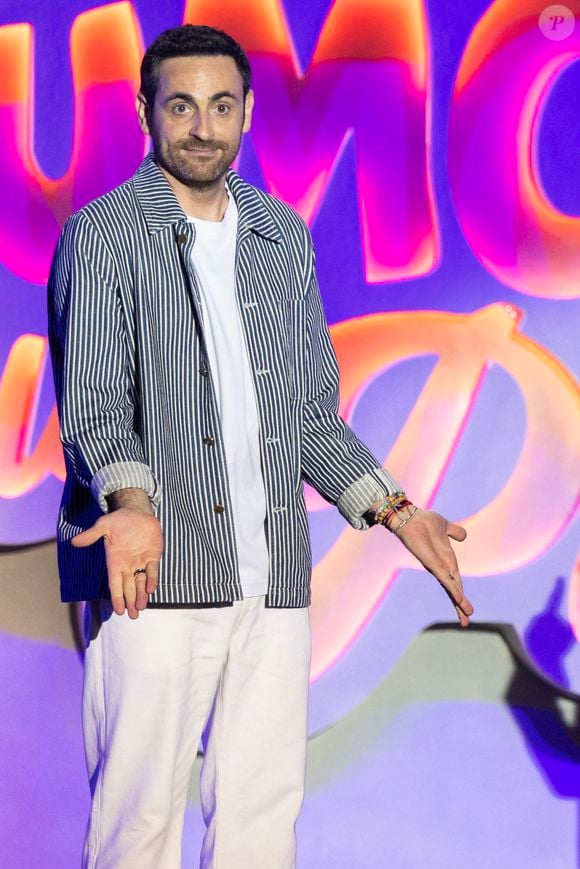 Camille Combal, Kev Adams - Enregistrement de l'émission "L'humour à la plage" pour la 2eme édition du festival de Juan les Pins à la pinède Gould le 27 juin 2025. © Bruno Bebert / Bestimage