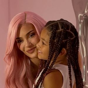 Kylie Jenner et sa fille Stormi sur le tapus rouge du pop-up Kylie Cosmetics à Los Angeles.

©BestImage