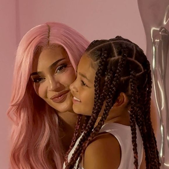 Kylie Jenner et sa fille Stormi sur le tapus rouge du pop-up Kylie Cosmetics à Los Angeles.

©BestImage