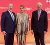 La princesse Charlene a fait sensation avec un tailleur en soie doré et un haut en lurex brodé de strass signé Giorgio Armani.

Le Prince Albert II de Monaco et la Princesse Charlène de Monaco, Florent Menegaux (Président du groupe Michelin) lors de la cérémonie des remises des Etoiles Michelin 2026 au Grimaldi Forum à Monaco le 16 mars 2026. 

© Jean-Marc Lhomer/Bestimage