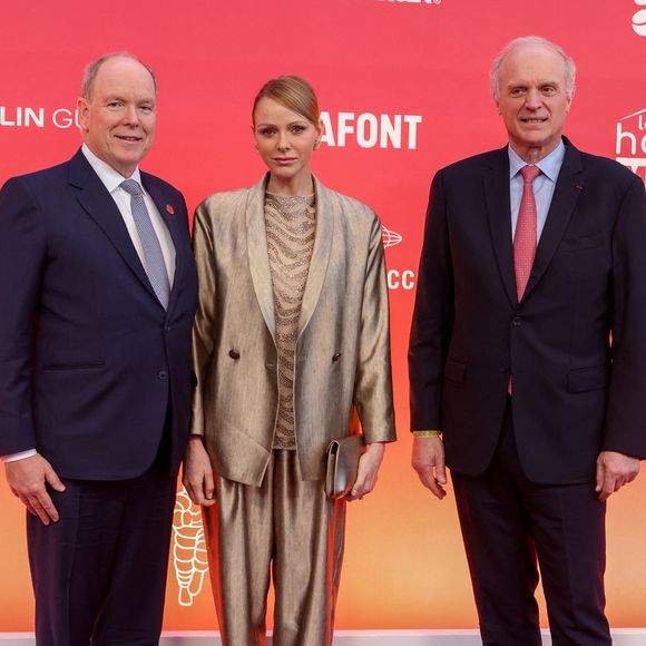 La princesse Charlene a fait sensation avec un tailleur en soie doré et un haut en lurex brodé de strass signé Giorgio Armani.

Le Prince Albert II de Monaco et la Princesse Charlène de Monaco, Florent Menegaux (Président du groupe Michelin) lors de la cérémonie des remises des Etoiles Michelin 2026 au Grimaldi Forum à Monaco le 16 mars 2026. 

© Jean-Marc Lhomer/Bestimage