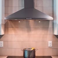 Plaques aspirantes vs hottes classiques : l'expert Miguel Gómez tranche sur la meilleure solution anti-odeurs pour votre cuisine