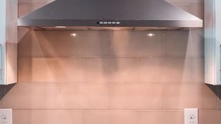 Plaques aspirantes vs hottes classiques : l'expert Miguel Gómez tranche sur la meilleure solution anti-odeurs pour votre cuisine