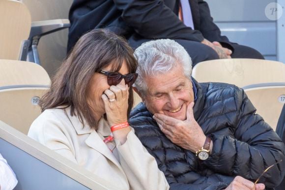 Claude Lelouch et sa compagne Valérie Perrin - Célébrités dans les tribunes des internationaux de France de Roland Garros à Paris le 31 mai 2022. © Cyril Moreau - Dominique Jacovides/Bestimage