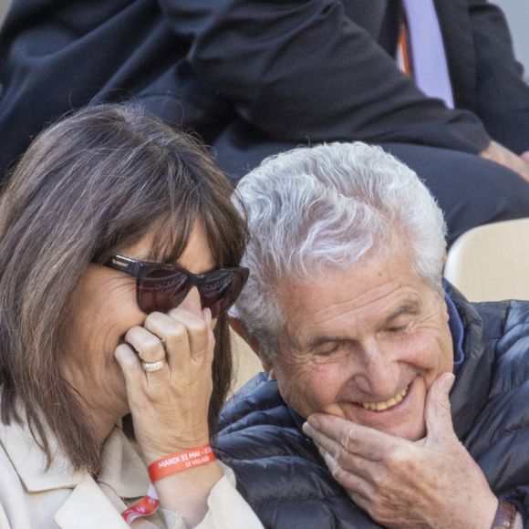 Claude Lelouch et sa compagne Valérie Perrin - Célébrités dans les tribunes des internationaux de France de Roland Garros à Paris le 31 mai 2022. © Cyril Moreau - Dominique Jacovides/Bestimage