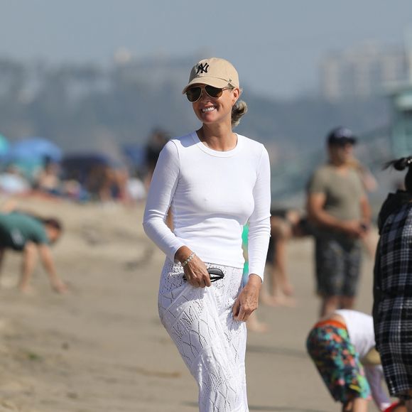 Exclusif - Laeticia Hallyday passe une après-midi à la plage à Los Angeles avec des amies le 24 septembre 2023. © Agence / Bestimage