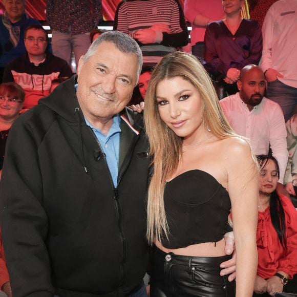 Jean-Marie Bigard n'a pas été vu en public depuis cet accident.

Jean-Marie Bigard et sa femme Lola Marois - Enregistrement de l'émission "La Grosse Rigolade" présentée par C.Hanouna le 1er décembre qui sera diffusée à 21h10 sur C8 le Jeudi 8 décembre 2022 qui réunira les experts de la blague pour une soirée 100% Darka. 

Photo par Jack Tribeca / Bestimage
