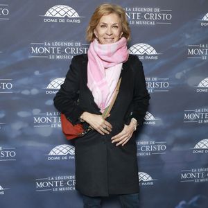 Elle s'est ensuite adressée symboliquement à celle qu'elle était : "Profite, je t'en supplie, profite le plus possible, au maximum, parce que ça passe vite, très vite."
Corinne Touzet - Générale presse de la comédie musicale "La Légende de Monte Cristo" au Dôme de Paris le 29 janvier 2026. © Christophe Aubert via Bestimage