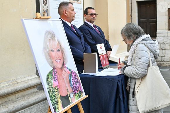 Evelyne Leclercq, figure de la télévision française, est décédée le 31 décembre dernier des suites d'un cancer. 

Registre de condoléances à la sortie des obsèques d'Evelyne Leclercq en la cathédrale Sainte-Réparate de Nice, France, le 13 janvier 2026. © Bruno Bebert/Bestimage