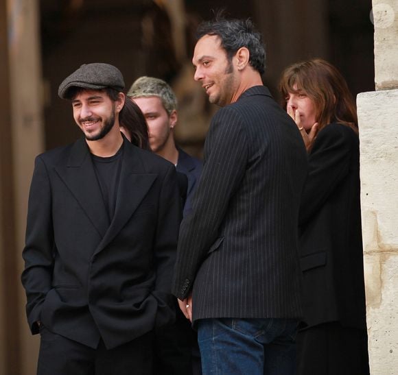 Ben Attal, Roman de Kermadec (Fils de Kate Barry), Lou Doillon - Sorties des obsèques de Jane Birkin en l'église Saint-Roch à Paris. Le 24 juillet 2023
© Jonathan Rebboah / Panoramic / Bestimage