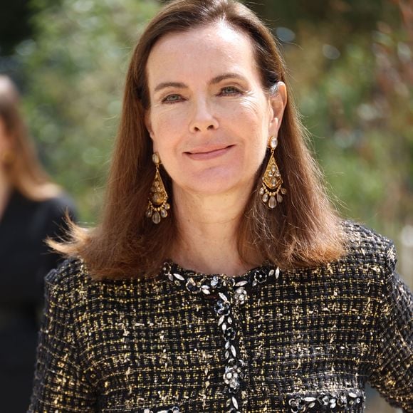 Carole Bouquet - Les célébrités arrivent au défilé Chanel Collection Haute Couture Automne/Hiver 2025-2026 lors de la Fashion Week de Paris (PFW), le 8 juillet 2025. 
© Denis Guignebourg / Bestimage