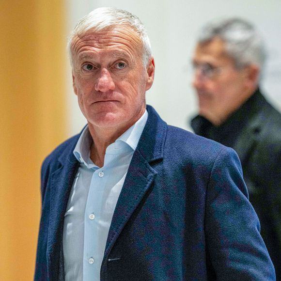 La Fédération française de football avait pourtant formellement réclamé une minute de silence et le port d'un brassard noir lors du match précédent face à la Norvège.

Didier Deschamps - Arrivées au tribunal correctionnel de Paris en marge du procès en diffamation entre Didier Deschamps et Daniel Riolo. Le procès en diffamation opposant Didier Deschamps à Daniel Riolo s’est ouvert le 20 novembre 2025 devant la XVIIe chambre du tribunal correctionnel de Paris : Didier Deschamps reproche à Daniel Riolo d’avoir qualifié de « menteur » à propos de la blessure de Karim Benzema lors de la coupe du monde de football en 2022. France, le 20 novembre 2025. © Pierre Perusseau/Bestimage