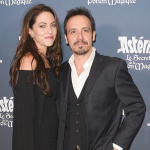 Son but ? Que cette éducation soit centrée autour de son "artisanat". 

Alexandre Astier et Luna Karys à Paris, le 2 décembre 2018. 
Photo : Coadic Guirec/Bestimage