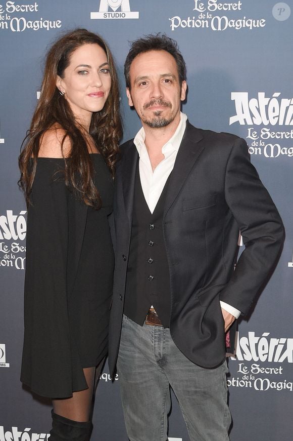 Son but ? Que cette éducation soit centrée autour de son "artisanat". 

Alexandre Astier et Luna Karys à Paris, le 2 décembre 2018. 
Photo : Coadic Guirec/Bestimage