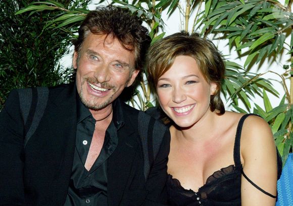 Elle a alors partagé des photos de cette inauguration et a fait un discours.

Johnny Hallyday et Laura Smet lors de l'inauguration de l'intérieur de l'Amnésia. 
© AGENCE / BESTIMAGE