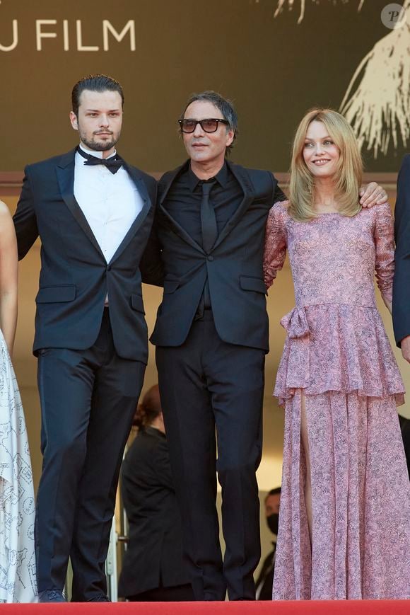 Jules Benchetrit, Samuel Benchetrit, Vanessa Paradis - Montée des marches du film « De son vivant » lors du 74ème Festival International du Film de Cannes. Le 10 juillet 2021
© Borde-Jacovides-Moreau / Bestimage