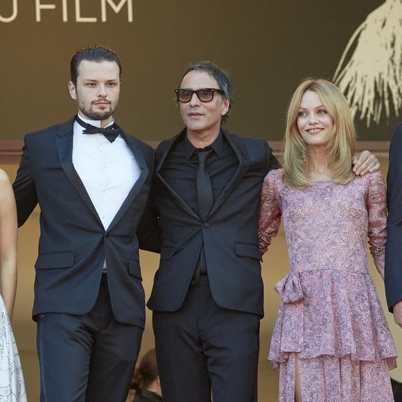 Jules Benchetrit, Samuel Benchetrit, Vanessa Paradis - Montée des marches du film « De son vivant » lors du 74ème Festival International du Film de Cannes. Le 10 juillet 2021
© Borde-Jacovides-Moreau / Bestimage