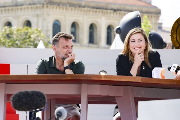 Exclusif - Mathieu Kassovitz et Julie Gayet sur le plateau de l'émission Télématin en marge du 78ème Festival International du Film de Cannes, France, le 22 mai 2025. © Jack Tribeca/Bestimage