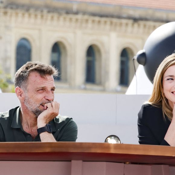 Exclusif - Mathieu Kassovitz et Julie Gayet sur le plateau de l'émission Télématin en marge du 78ème Festival International du Film de Cannes, France, le 22 mai 2025. © Jack Tribeca/Bestimage