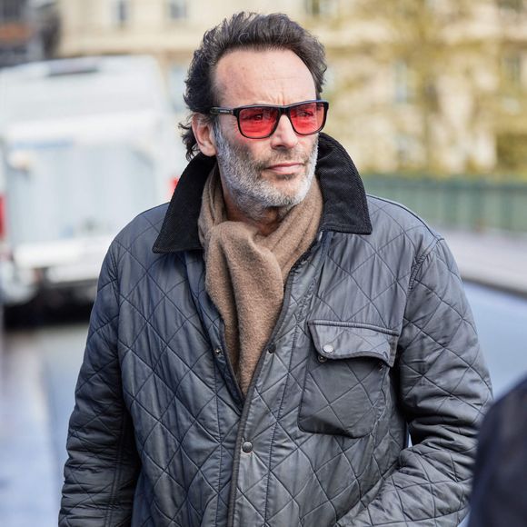 Anthony Delon - Inauguration de "La promenade Jean-Paul Belmondo" au terre-plein central du pont de Bir-Hakeim, ouvrage public communal situé sous le viaduc du métro aérien, à Paris (15e, 16e) le 12 avril 2023. Lors de la séance d’octobre 2021, le Conseil de Paris avait décidé d'honorer la mémoire de Jean-Paul Belmondo, comédien, producteur de cinéma et directeur de théâtre français. Cet emplacement, immortalisé par la scène de cascade réalisée par l’acteur dans le film d’Henri Verneuil Peur sur la Ville (1975), est identifié par le plan annexé à la délibération. Cette dénomination s’effectue en dérogation à la règle qui prévoit que le nom d’une personnalité ne peut être attribué à une voie publique de Paris que cinq ans au plus tôt après son décès. © Cyril Moreau/Bestimage