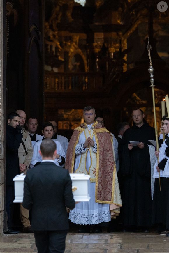 Le cercueil blanc d'Emile arrivant à la basilique Sainte-Marie-Madeleine de Saint-Maximin-la-Sainte-Baume le 8 février 2025. Il a ensuite été porté par ses parents Marie et Colomban Soleil, son parrain et sa marraine. Photo by Shootpix/ABACAPRESS.COM