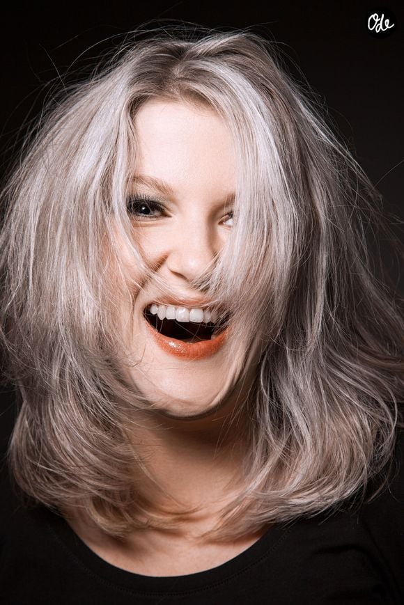 Plusieurs techniques comme les balayages ciblés ou les nuances semi-permanentes permettent d'adoucir la démarcation au niveau des racines.