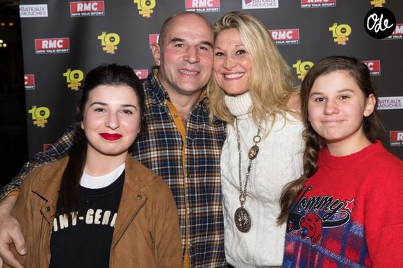 Vincent Moscato avec sa femme Krystel et ses filles Alba et Paola à la soirée des 10 ans du "Super Moscato Show" sur la péniche Jean Bruel à Paris, le 16 novembre 2017.
© Cyril Moreau/Bestimage