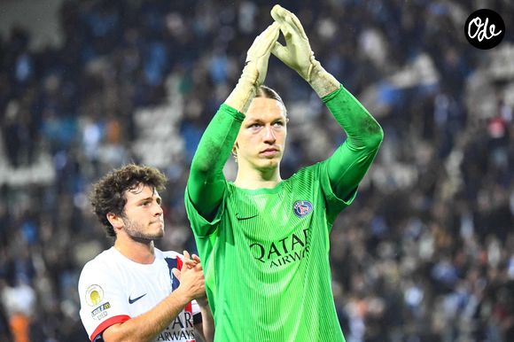 Un choix scénographique qui a permis au couple, tout de blanc vêtu, de littéralement irradier au milieu de l'assemblée.

Matvey Safonov (Paris SG) - Match de Ligue 1 McDonald's « Paris FC - Paris Saint-Germain (PSG) (2-1) » au stade Jean Bouin, le 17 mai 2026.