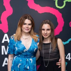 Camille Gottlieb, Rebecca Simonet -  Photocall de la soirée des 40 ans du bijoutier "APM Monaco" à la plage La Môme lors du 75ème Festival International du Film de Cannes le 21 mai 2022. © Jack Tribeca / Bestimage