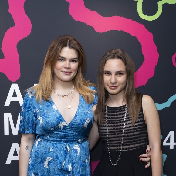 Camille Gottlieb, Rebecca Simonet -  Photocall de la soirée des 40 ans du bijoutier "APM Monaco" à la plage La Môme lors du 75ème Festival International du Film de Cannes le 21 mai 2022. © Jack Tribeca / Bestimage