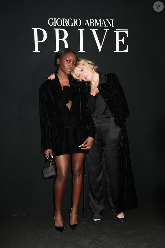 Oumy Bruni-Garrell et Valeria Bruni Tedeschi assistent au défilé Giorgio Armani Prive Haute Couture Printemps/Été 2026 dans le cadre de la Semaine de la mode de Paris le 27 janvier 2026 à Paris, France. © Lucia Sabatelli / Bestimage