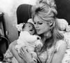 La maternité de Brigitte Bardot a longtemps été controversée en raison des propos très durs qu’elle a tenus dans son autobiographie "Initiales BB", décrivant sa grossesse comme un cauchemar. 

Brigitte Bardot et son fils Nicolas, unique enfant qu'elle a eu, né de son mariage avec Jacques © Charrier Keystone USA Collection / Bestimage