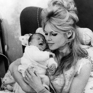 La maternité de Brigitte Bardot a longtemps été controversée en raison des propos très durs qu’elle a tenus dans son autobiographie "Initiales BB", décrivant sa grossesse comme un cauchemar. 

Brigitte Bardot et son fils Nicolas, unique enfant qu'elle a eu, né de son mariage avec Jacques © Charrier Keystone USA Collection / Bestimage