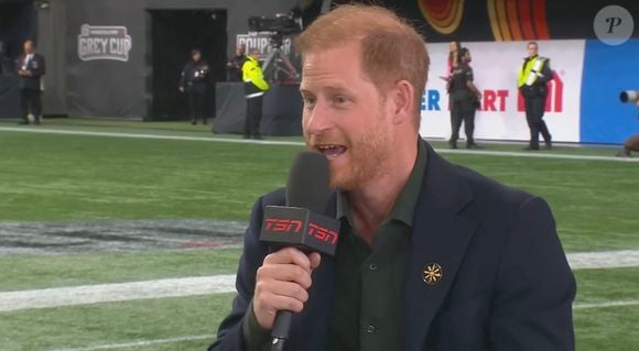Le duc de Sussex, 40 ans, a été interviewé avant la première mi-temps d'un match de CFL pour la Coupe Grey annuelle à Vancouver, en Colombie-Britannique, le dimanche 17 novembre © TSN via JLPPA/Bestimage