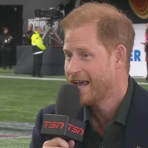 Le duc de Sussex, 40 ans, a été interviewé avant la première mi-temps d'un match de CFL pour la Coupe Grey annuelle à Vancouver, en Colombie-Britannique, le dimanche 17 novembre © TSN via JLPPA/Bestimage
