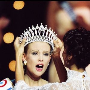 Élodie Gossuin, Miss Picardie, élue Miss France 2001. Coiffée de la couronne par Sonia Rolland, Miss France 2000, au Grimaldi Forum à Monaco.

©BestImage