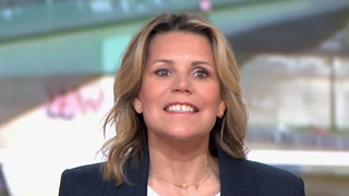 Laura Tenoudji loin des tourmentes, la chroniqueuse assure et garde le sourire malgré tout