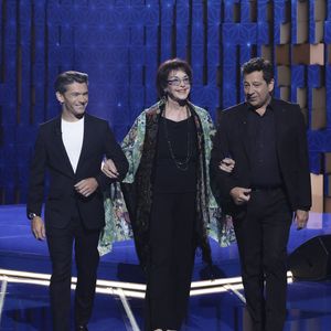 La comédienne Anny Duperey et le violoncelliste Gautier Capuçon sont également sur le plateau. 

Exclusif - Laurent Gerra, Anny Duperey, Gautier Capuçon lors de l'enregistrement de l'émission "La Boîte à secrets", présentée par F.Bollaert et diffusée le 10 octobre 2025 sur France 3, dans les studios du Lendit à Saint-Denis, Seine Saint-Denis, France, le 22 septembre 2025. © Jack Tribeca/Bestimage