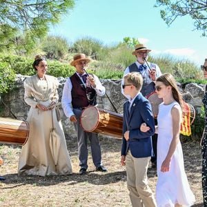 Le prince Albert II de Monaco, la princesse Charlène de Monaco, le prince Jacques de Monaco, marquis des Baux et la princesse Gabriella de Monaco lors de leur visite officielle aux Baux-de-Provence, France, le 5 septembre 2026. © Bruno Bebert/Bestimage