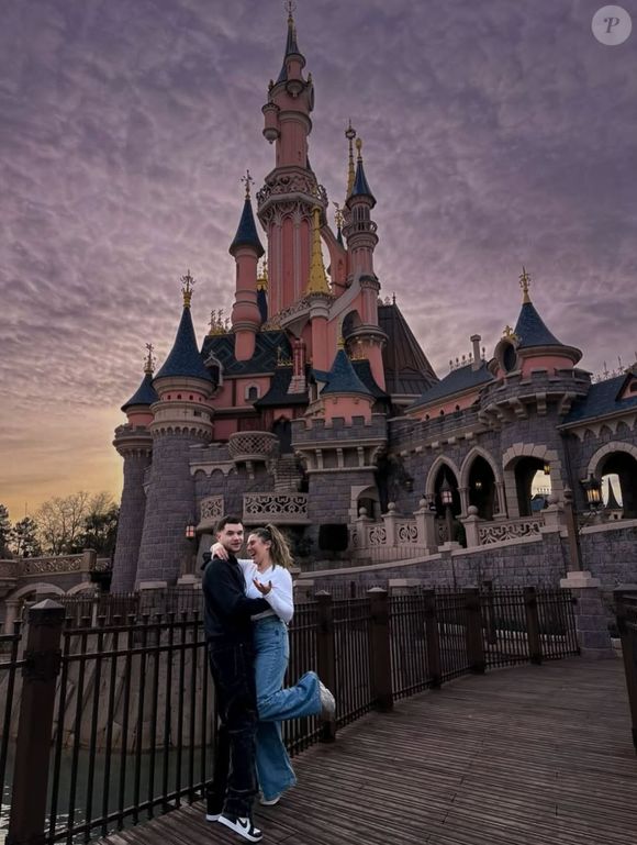 La jeune aide-soignante et son compagnon Alex se sont officiellement pacsés après six ans de relation.

Emeline, la fille du clan Lecossais (Familles nombreuses), annonce son pacs avec son compagnon Alex.